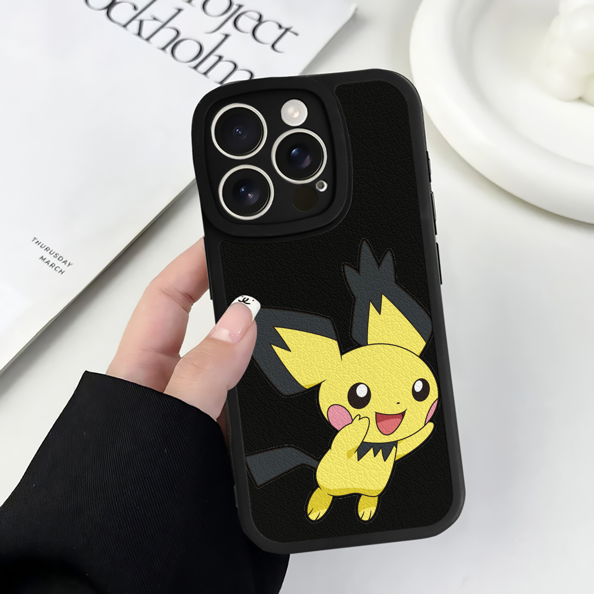 （画像用） ポケットモンスター Pokémon 【iPhone 16シリーズ対応】シリコンスマホケース（レザー調） 材質：シリコン